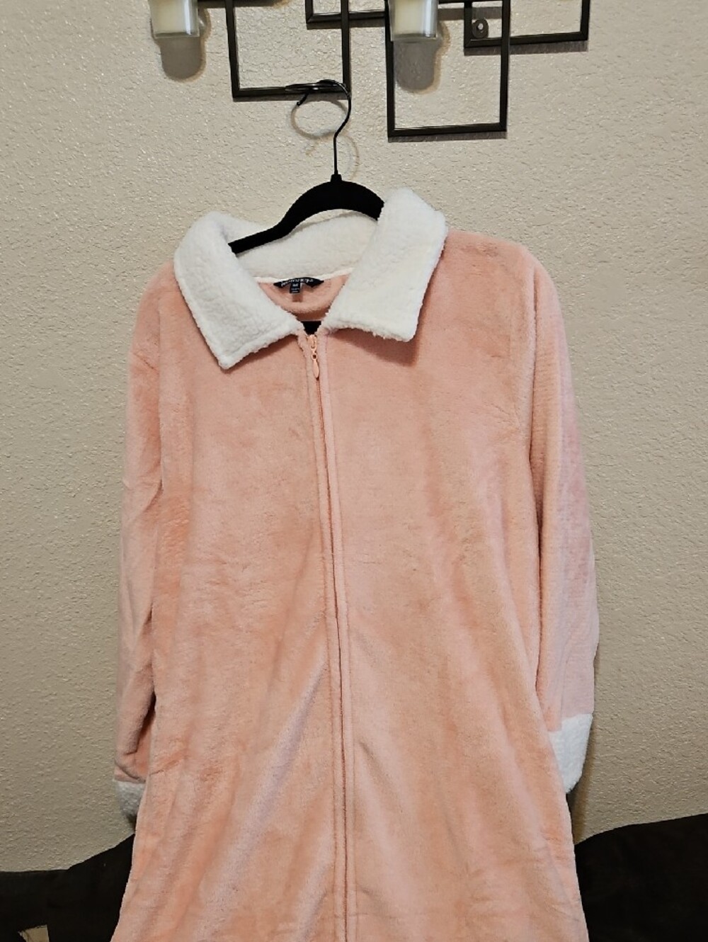 Isotoner Pink Robe Size Medium - Picture 2 of 9